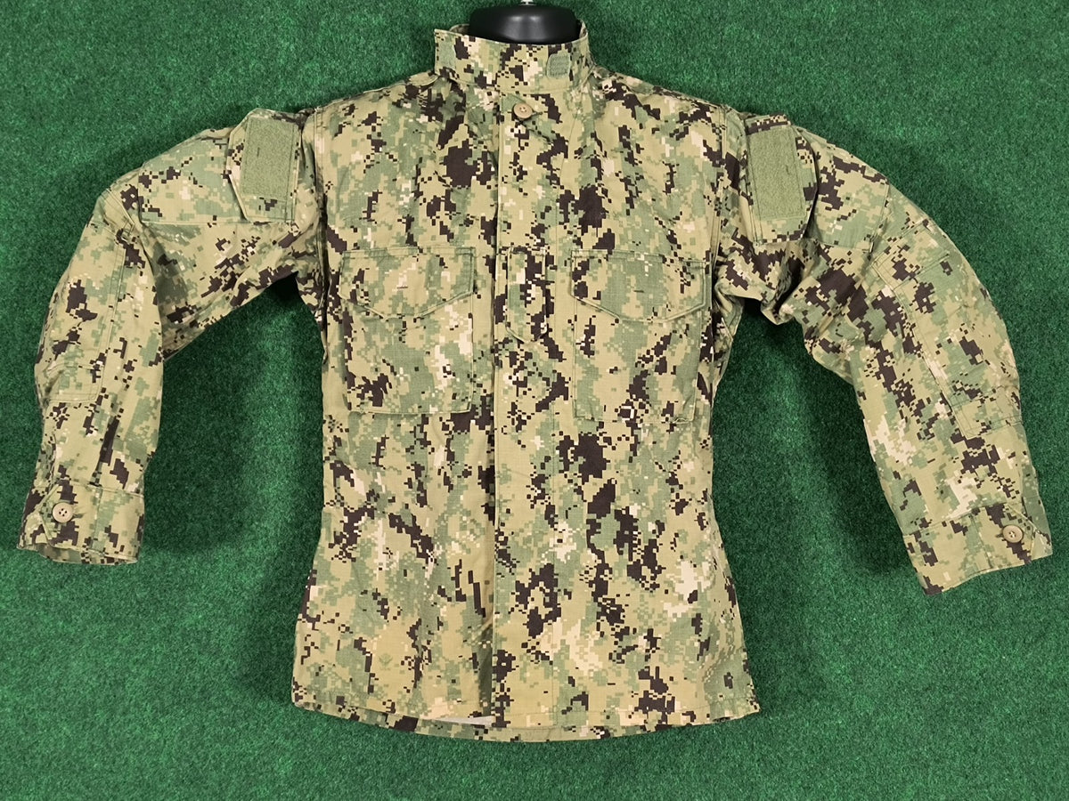 New US Navy USN NWU Type III AOR2 Working Uniform Blouse Jacket Small Regular