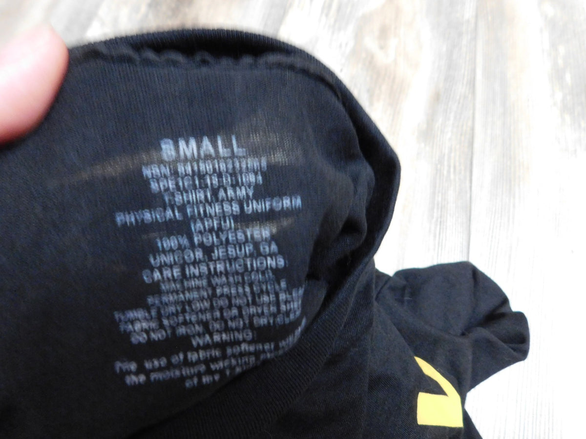 US ARMY APFU  PT SHORT  SLEEVE SHIRT SIZE SMALL NEW