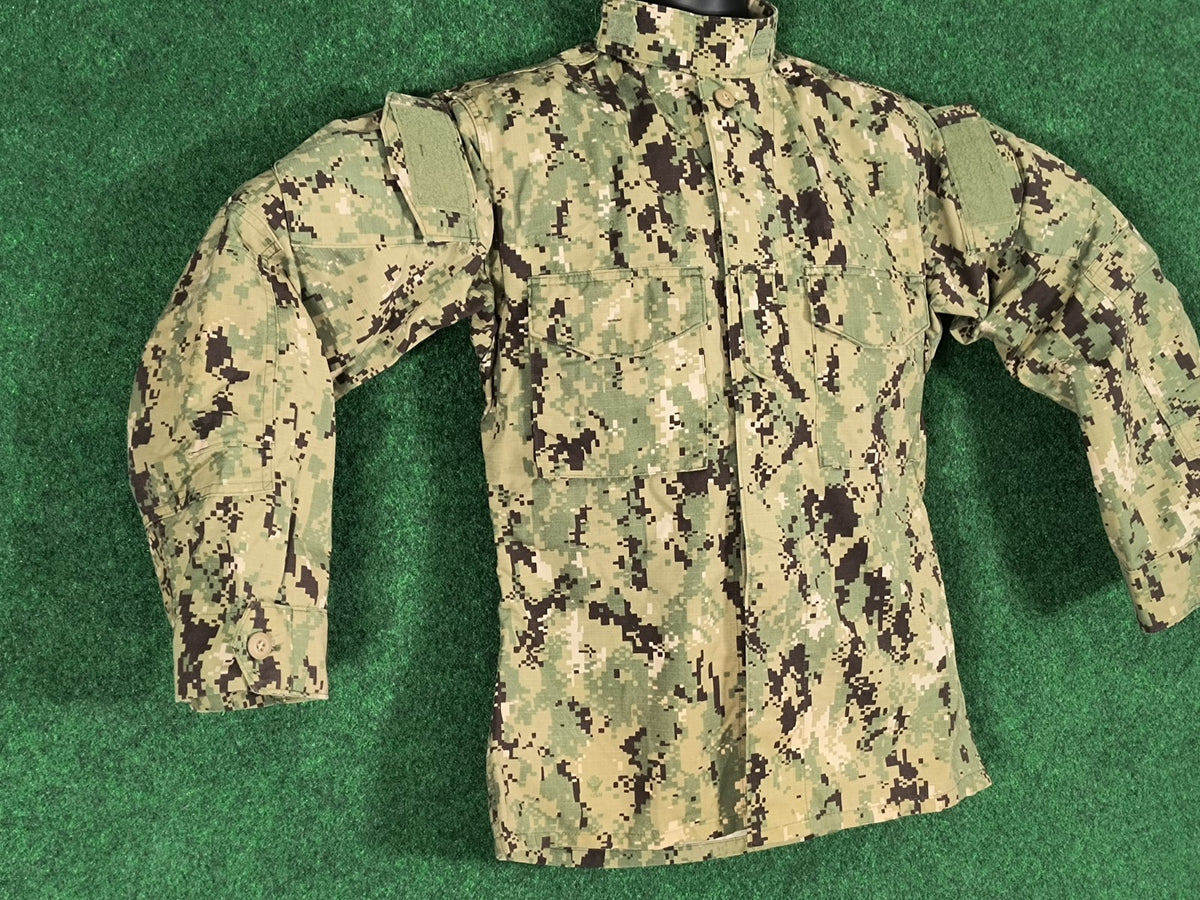 New US Navy USN NWU Type III AOR2 Working Uniform Blouse Jacket Small Regular